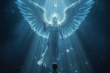 Ángel de la Guarda celestial con grandes alas azules brillantes protegiendo a una persona, símbolo de protección divina, consuelo espiritual y compañía en la fe cristiana.